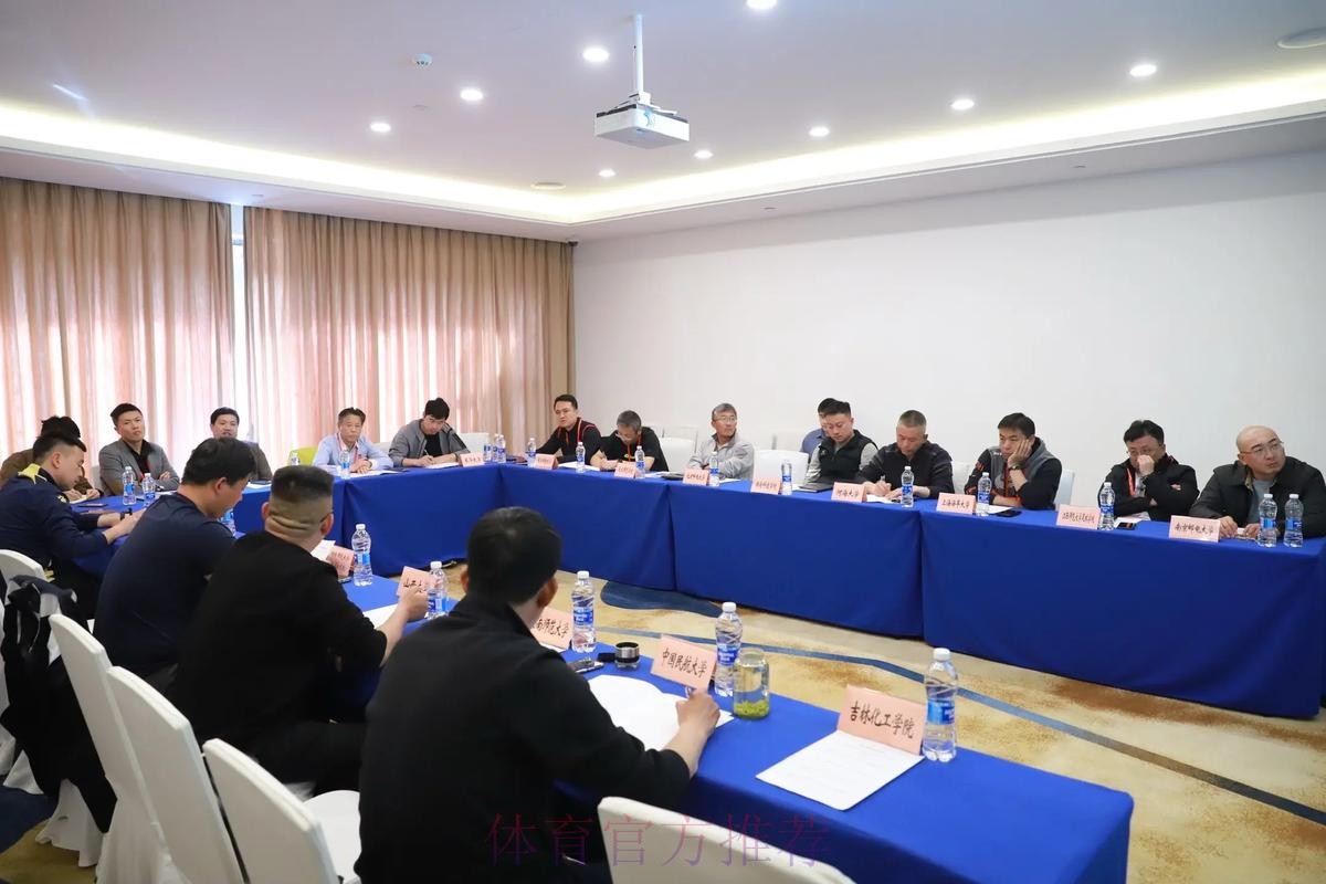 参会代表进行分组讨论 热议中国足球改革发展 参会代表进行分组讨论 热议中国足球改革发展